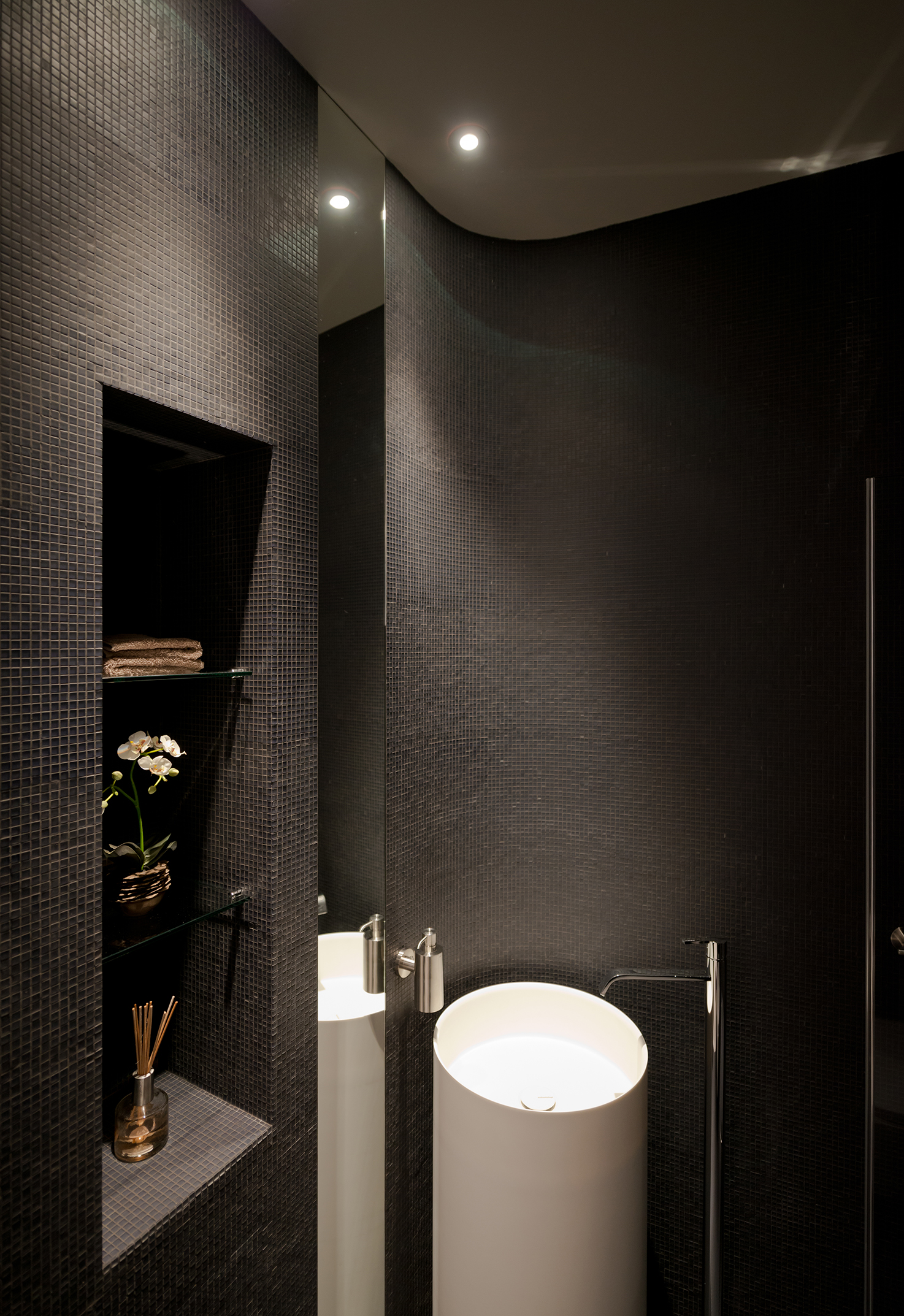 Дизайн ванной с мрамором черным