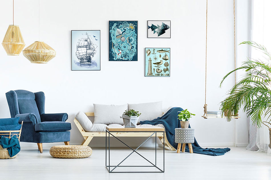 Группа постеров на морскую тематику в гостиной в скандинавском стиле с синими деталями