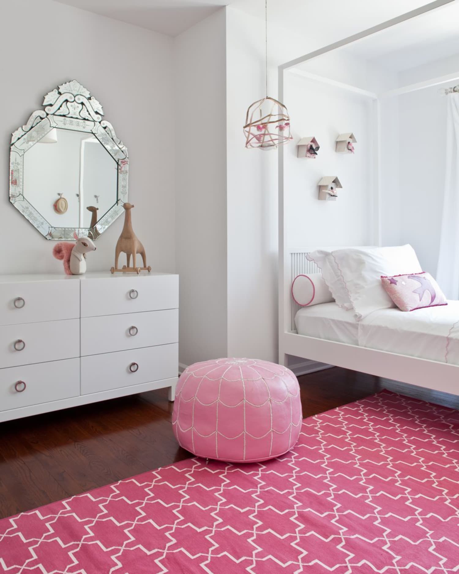 Бело розовая спальня для девочки