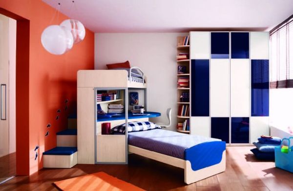 Blue-Accented-Stairs-in-Boys-Bedroom1