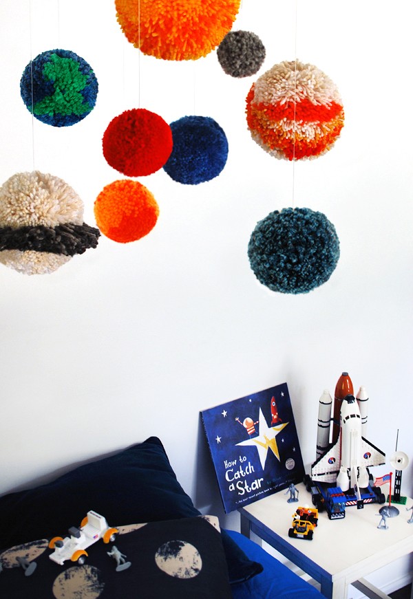 Make pom pom solar system mobile