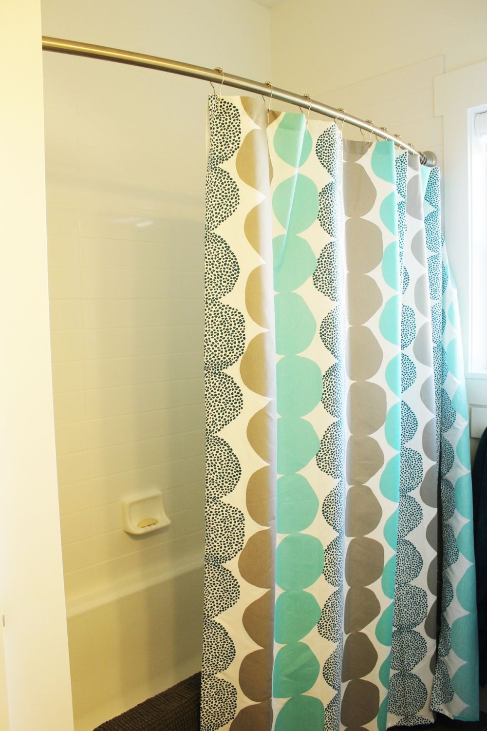 Decorating a narro bathroom by changing the shower curtain