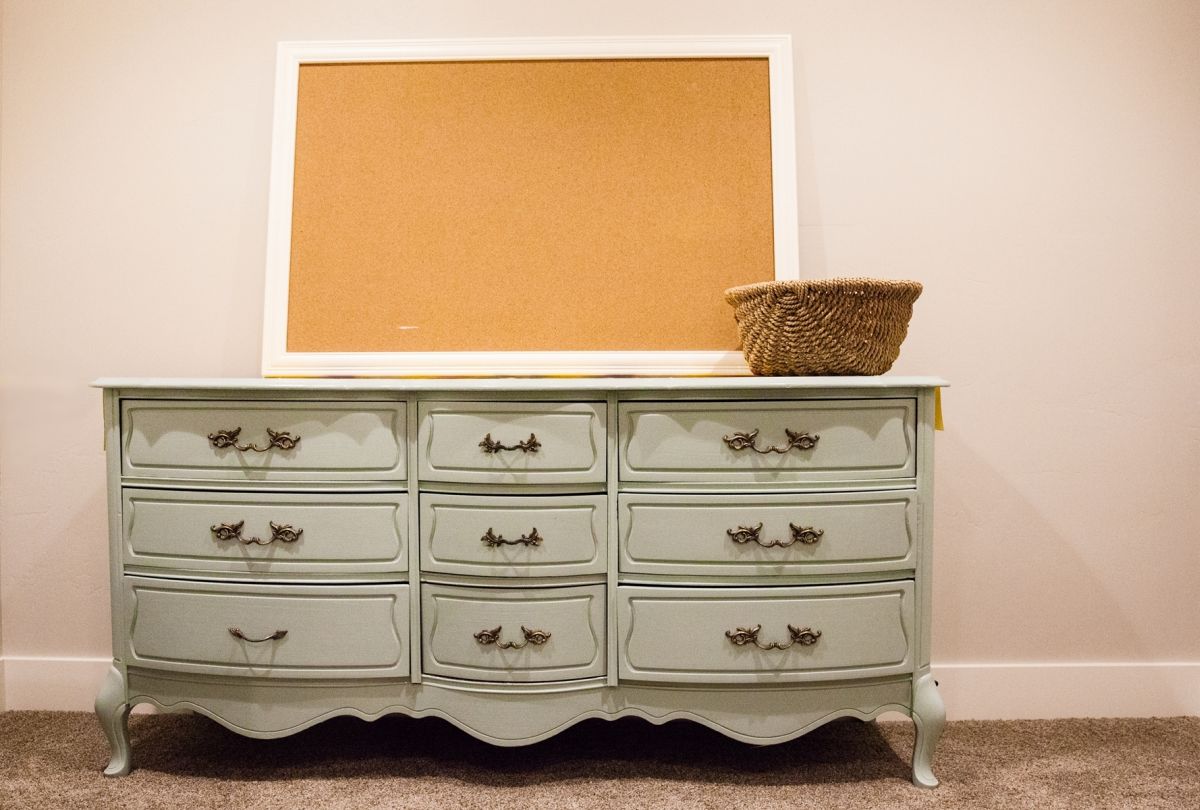 How to decorate a bedroom - dresser