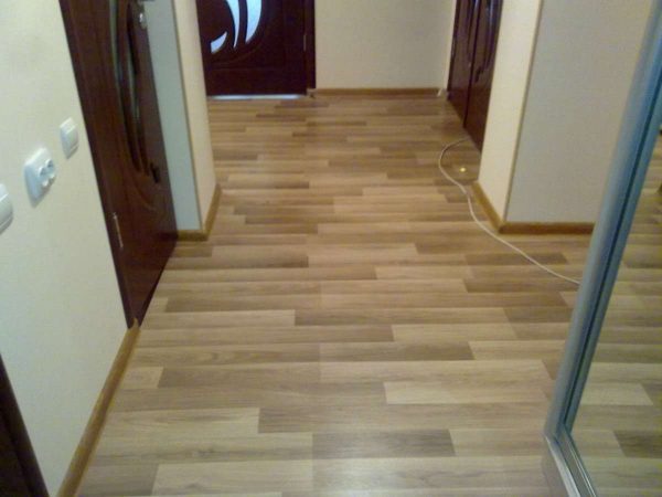 линолеум в коридоре панельного дома
