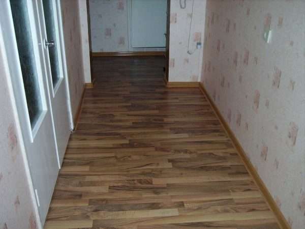 полы из ламината в коридоре панельного дома