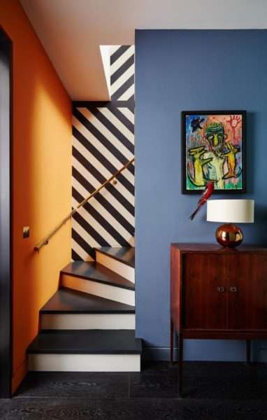 разноцветные стены коридора с лестницей