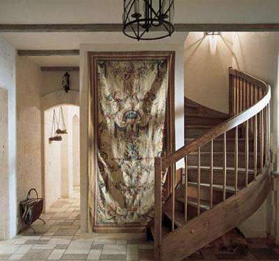 деревянная лестница в коридоре частного дома