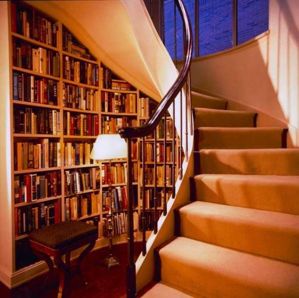 библиотека под лестницей