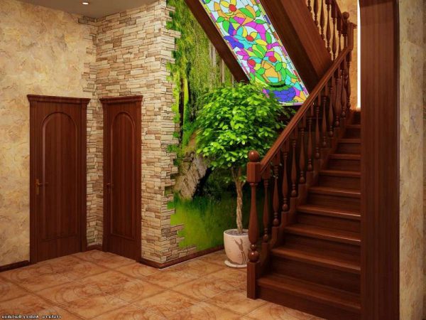 деревянная лестница в коридоре частного дома