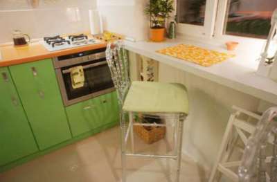 подоконник-стол на маленькой кухне