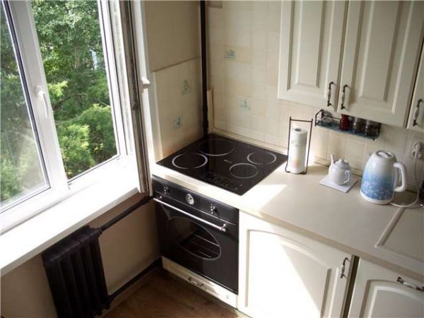 плита у окна на маленькой кухне
