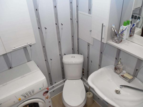 интерьер ванной комнаты 2 кв.метра с унитазом в углу