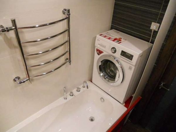 подвесная стиральная машинка в ванной