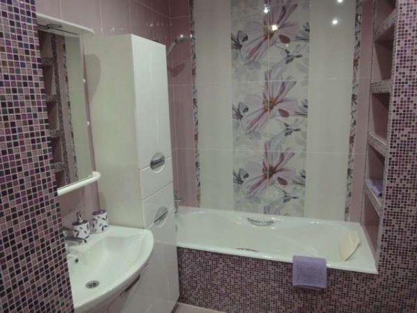 интерьер небольшой ванной комнаты с мозаикой и кафелем