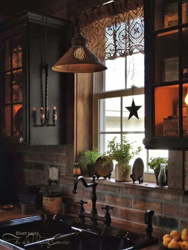 деревенский стиль мебели вокруг окна на кухне