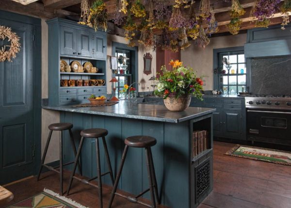 синяя мебель на кухне кантри