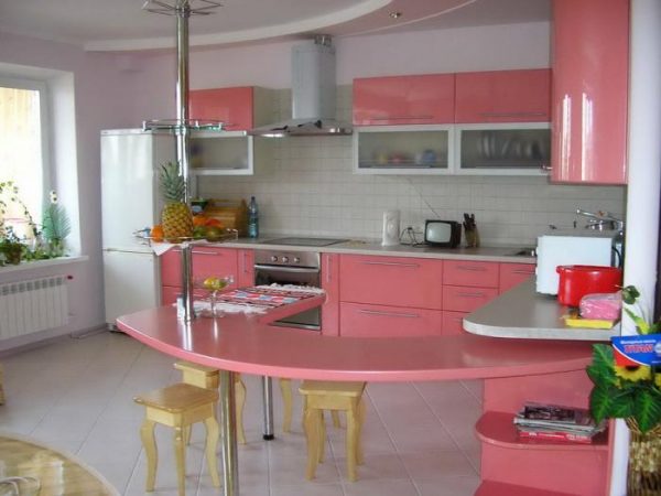 розовые фасады на кухне с барной стойкой