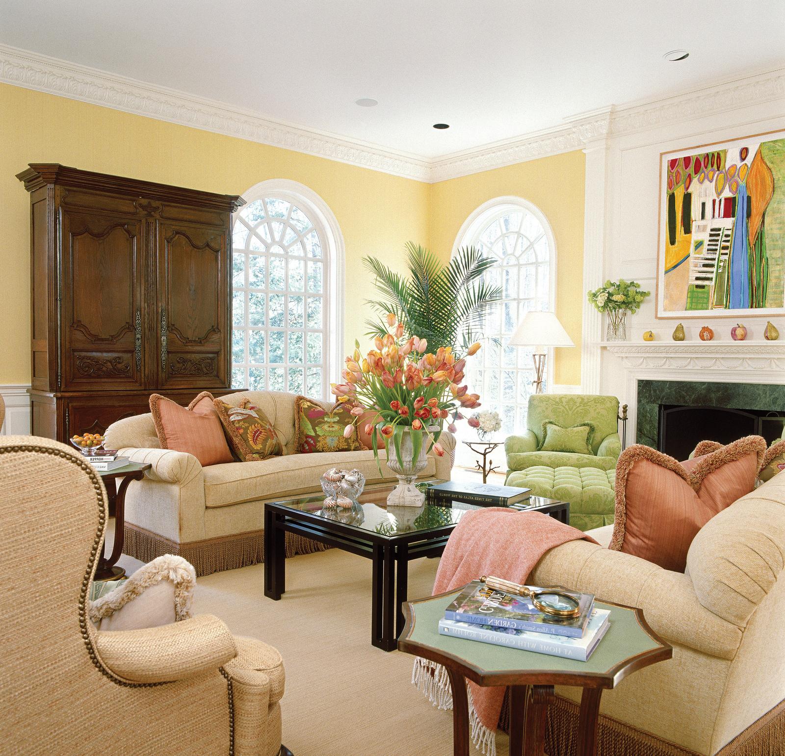Сочетание бежевого, желтого и белого цветов в гостиной в классическом стиле