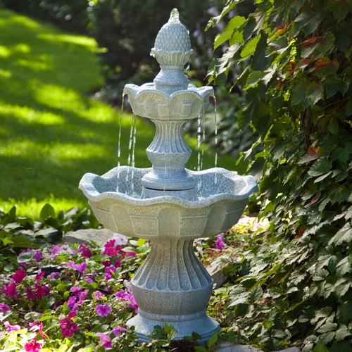 Декоративный садовый фонтан – необычное и очень современное ландшафтное украшение на участке