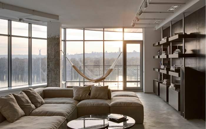 Панорамное окно в квартире - фото дизайна гостиной