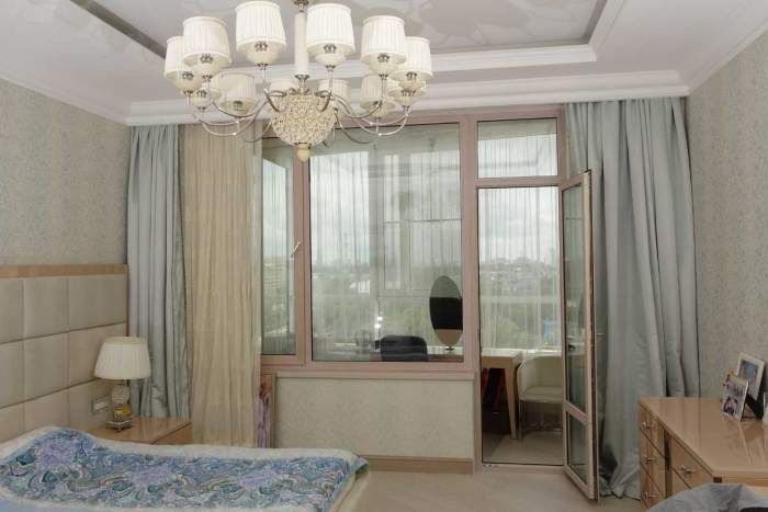 Спальня с балконом с панорамными окнами - идея интерьера