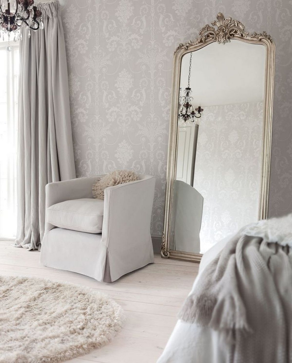 белое зеркало в интерьере спальни 