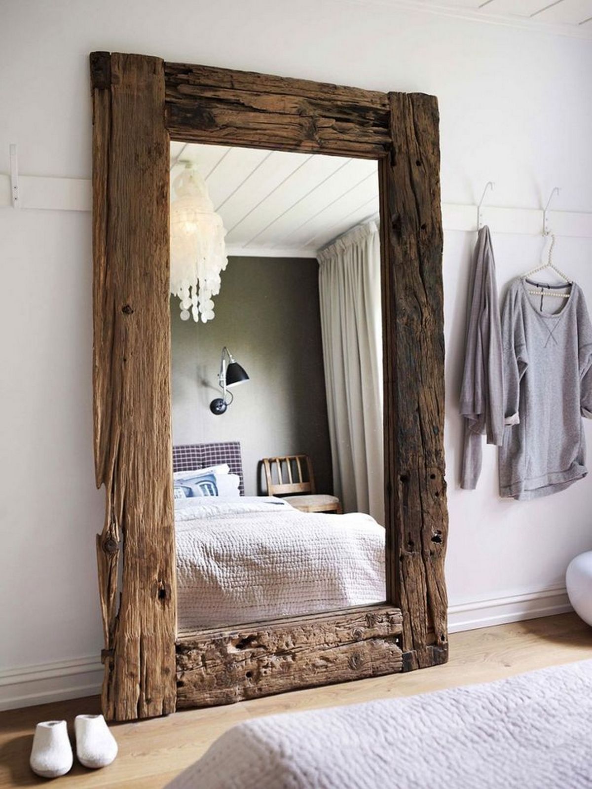 большие зеркала в интерьере спальни 