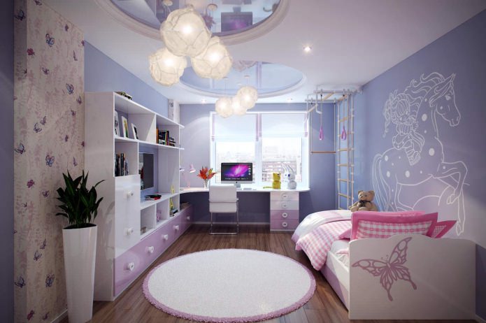 комбинированный бело-фиолетовый потолок