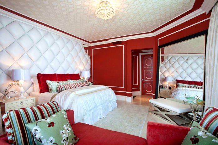 белые 3Д-панели с красными стенами в спальне