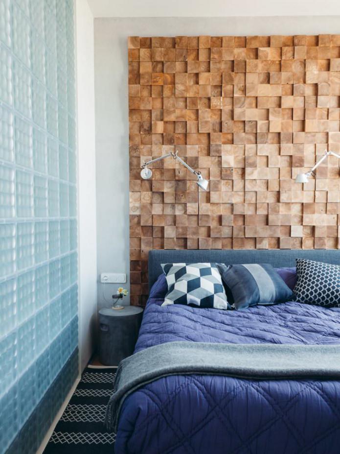 Современная спальня с деревянной стеной