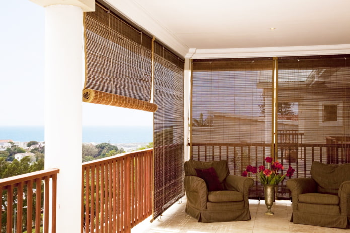 рулонные шторы из бамбука на балконе