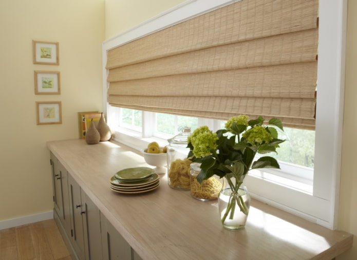римские шторы из бамбука на кухне