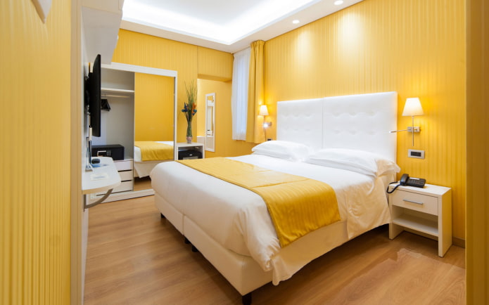 стены желтого цвета в интерьере спальни