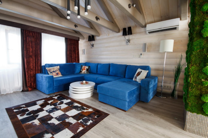 большой диван синего цвета в интерьере