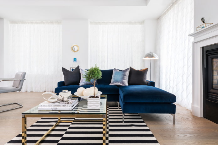 диван синего цвета в сочетании со шторами