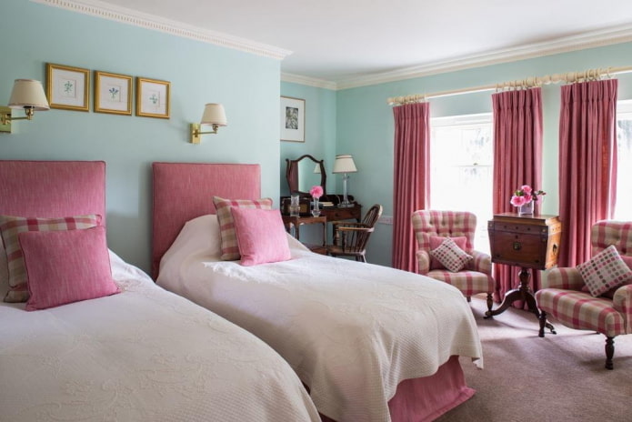 розово-голубой интерьер спальни
