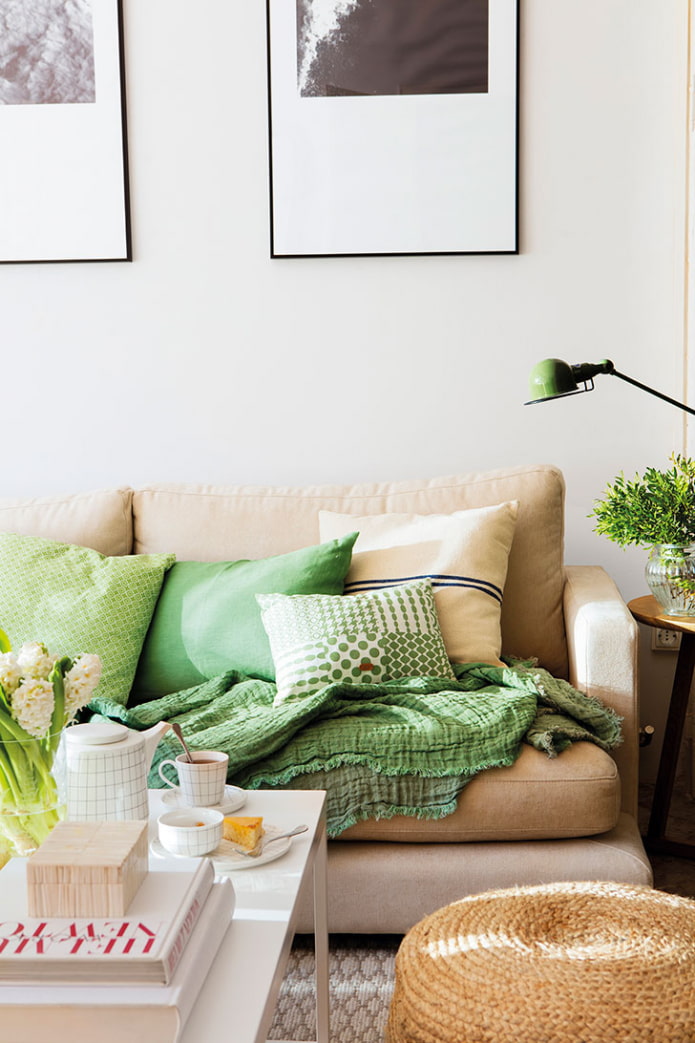 бежевый диван с зелеными подушками