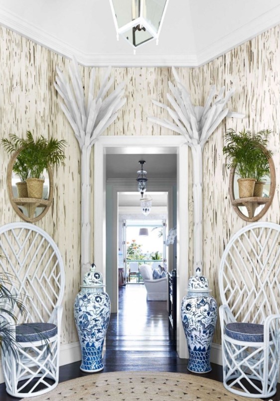 Фантастические пальмы около входа изготовлены из металла и окрашены в белый цвет