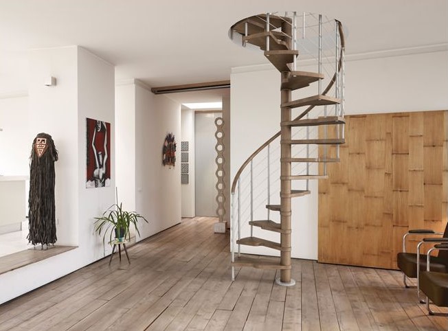 Винтовая лестница коттеджа, дизайн которого выдержан в колониальном стиле с элементами этники