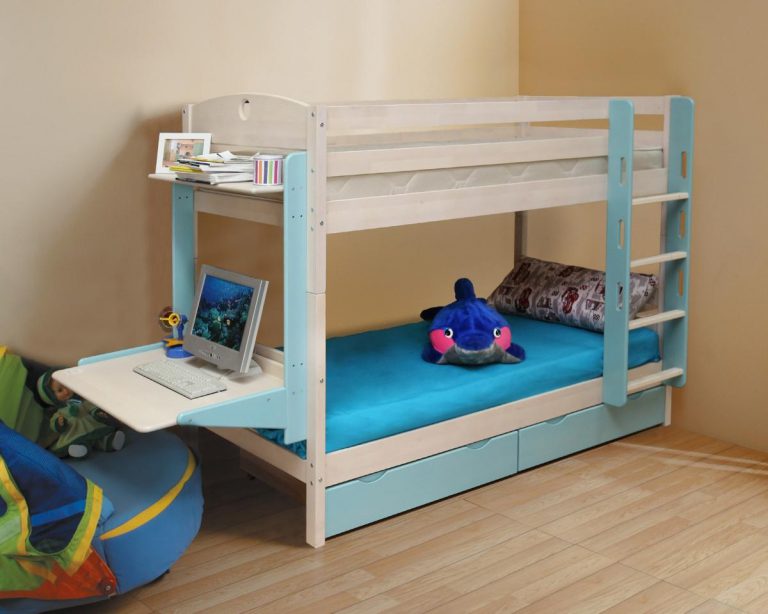 Детская кровать в два яруса с откидным столиком
