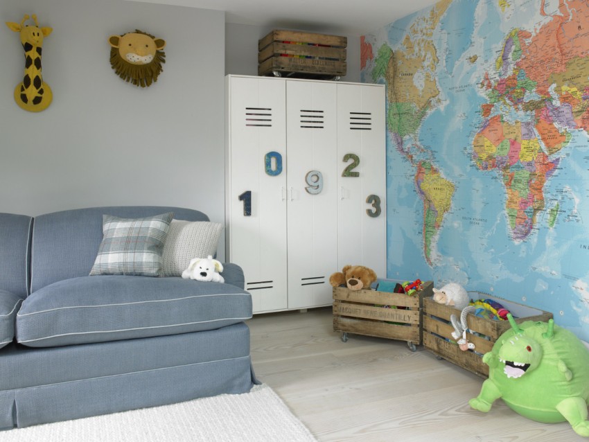 Серый диван в детской комнате с фотообоями