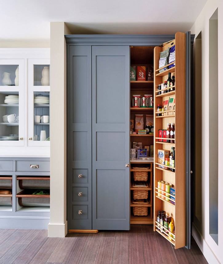 Высокий шкаф с продуктами и кухонными принадлежностями