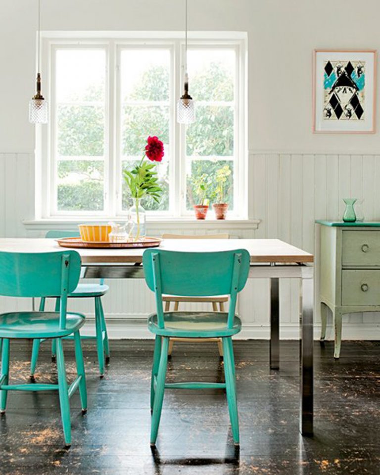 Деревянные стулья мятного оттенка в кухне частного дома