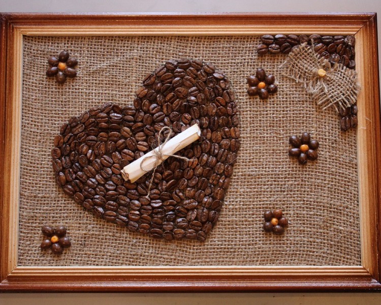 Сердечко из зерен кофе на картине в деревянной рамке