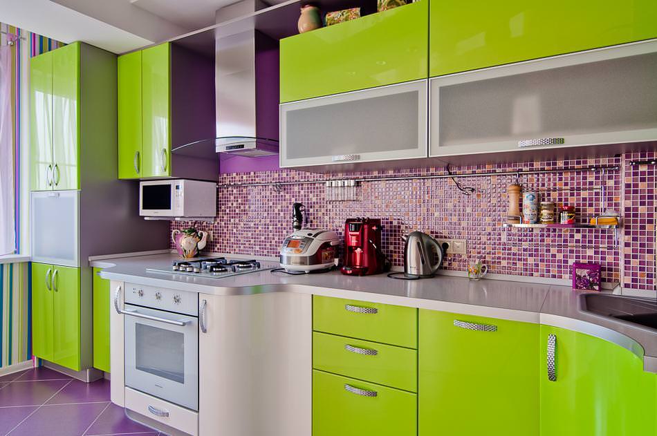 Глянцевые поверхности кухонного гарнитура салатового цвета