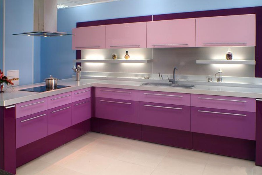 Угловая кухня в различных оттенках фиолетового цвета