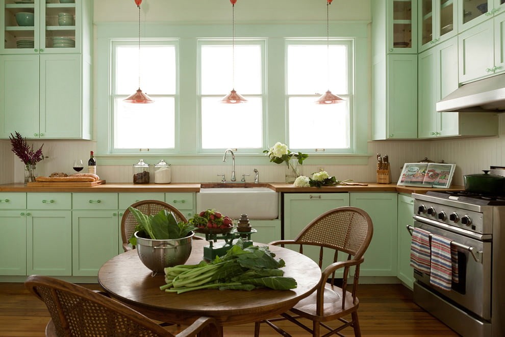 Кухонный гарнитур с фасадами мятного цвета