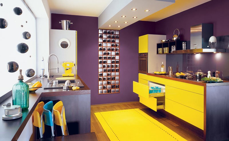 Яркий желтый ковер на кухне с фиолетовыми стенами