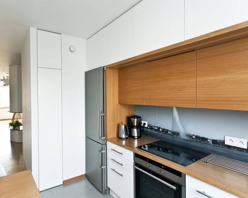 Кухонный гарнитур с дополнительным ярусом подвесных шкафов