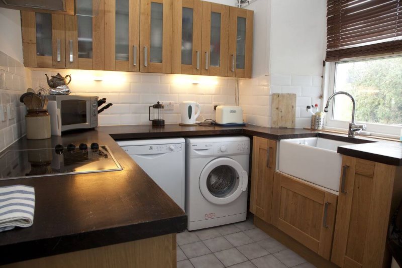 Совместное размещение посудомоечной и стиральной машин в П-образной кухне
